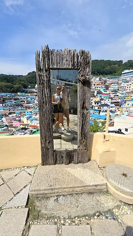 Nosotros en el espejo que hay en el mirador de Gamcheon (Gamnae 1-ro)