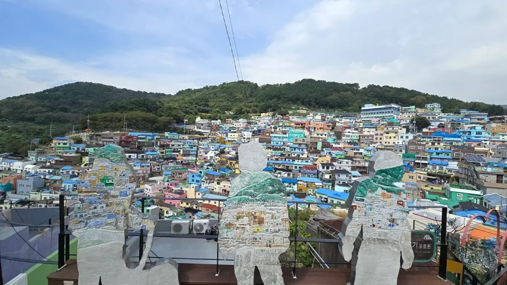 mirador con esculturas de espejo