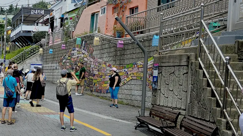 Un mural con forma de pez