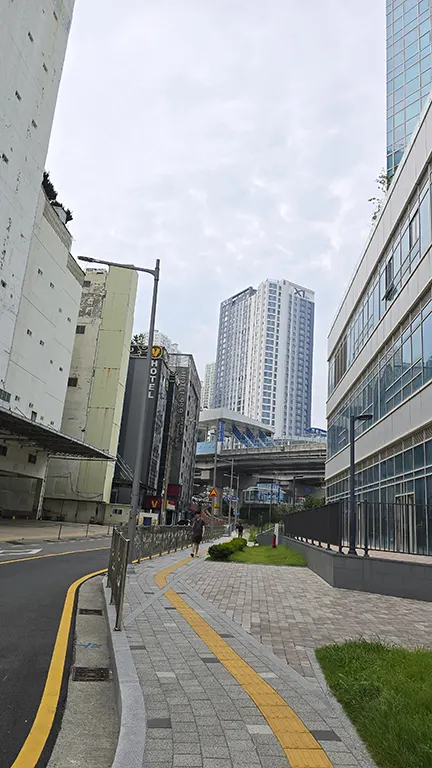 Carretera y edificios de Songdo una de las zonas qué ver en Busan