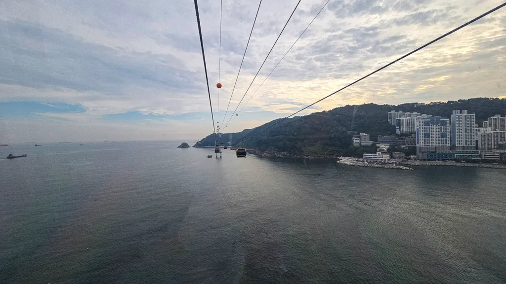 Varias cabinas del Teleférico Busan Air Cruise
