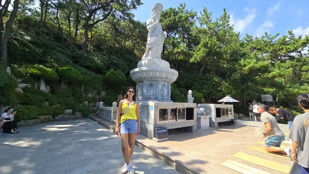Noelie al lado de la Estatua de Haesu Gwaneum Daebul, y gente rezando
