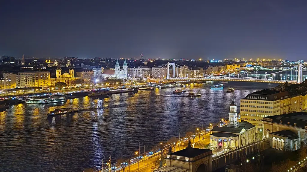 Barcos paseando por el Río Danubio