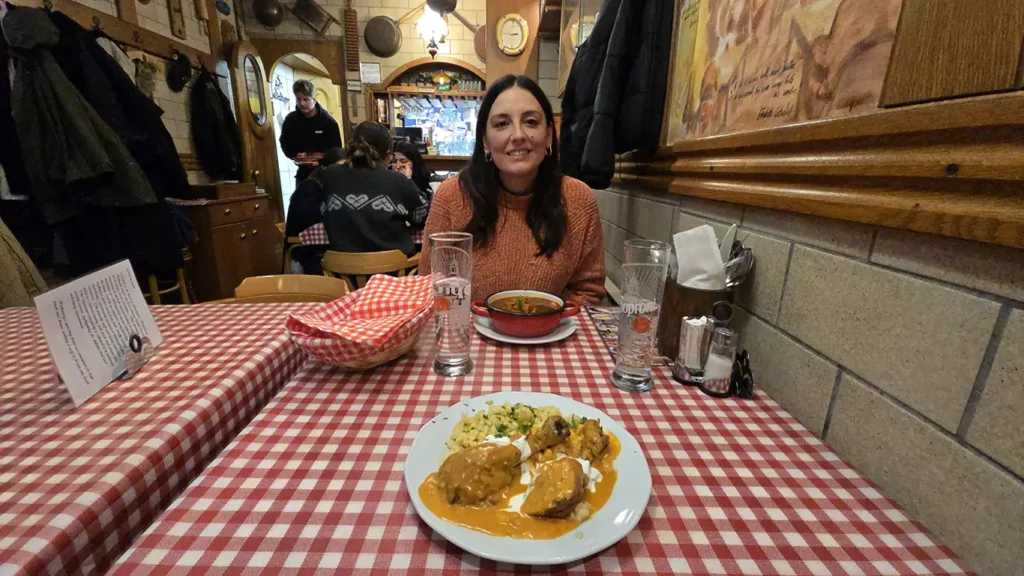 Comiendo en un restaurante de la zona de Pest