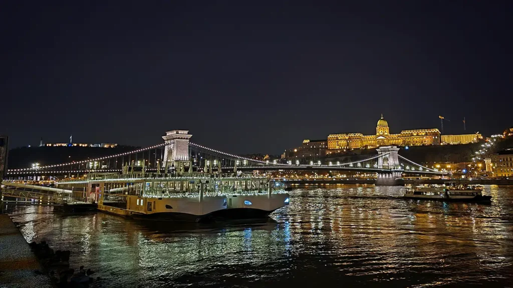 Vista del Puente de las Cadenas de noche