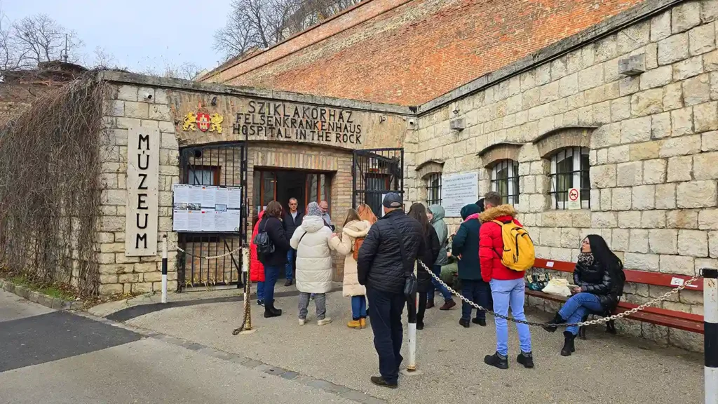 Entrada al Hospital de la Roca
