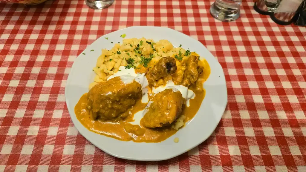 Plato tradicional de pollo paprika