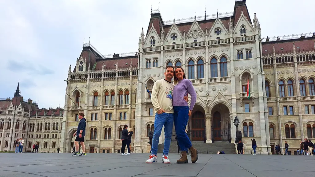 Exterior de la puerta de entrada al Parlamento de Budapest