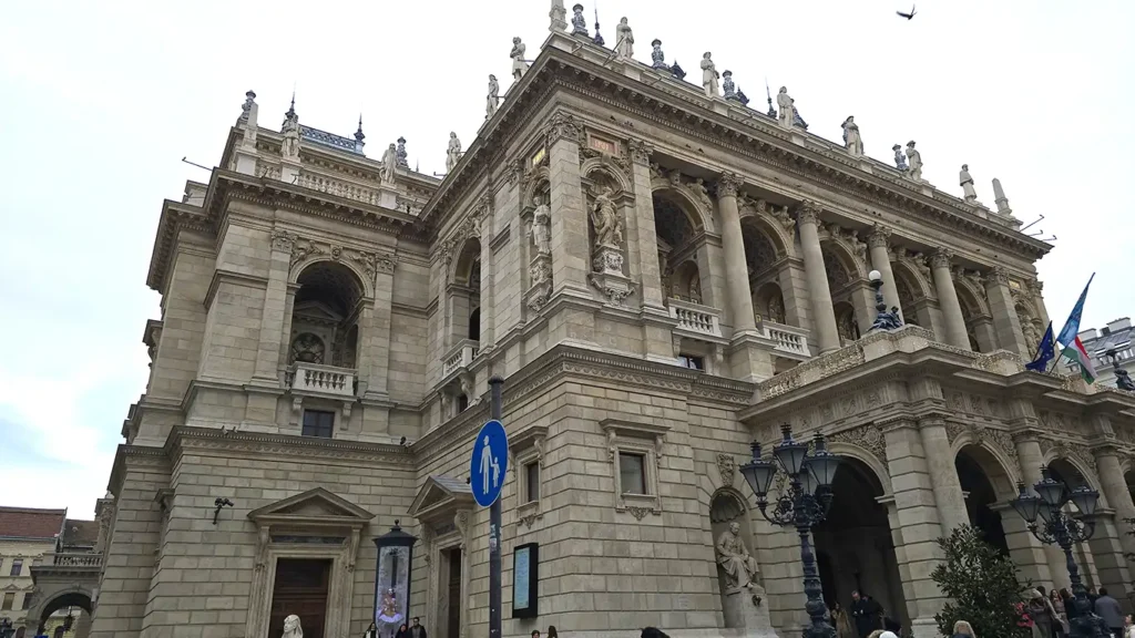 Exterior de la fachada de la Ópera de Hungría