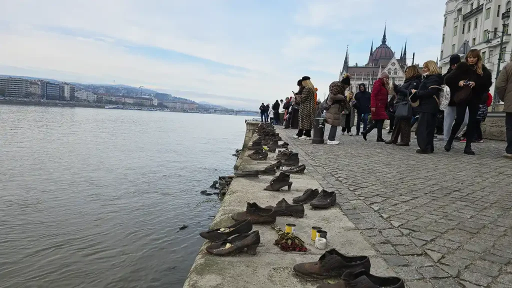 Zapatos en la orilla del Danubio