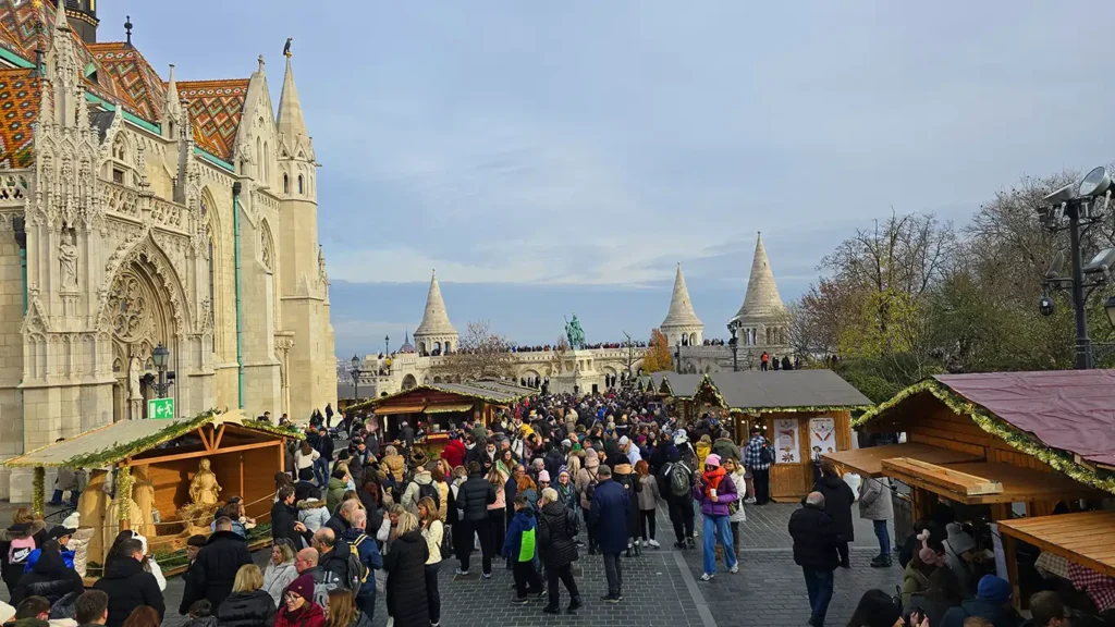 Interior del mercadillo del Bastión de los Pescadores