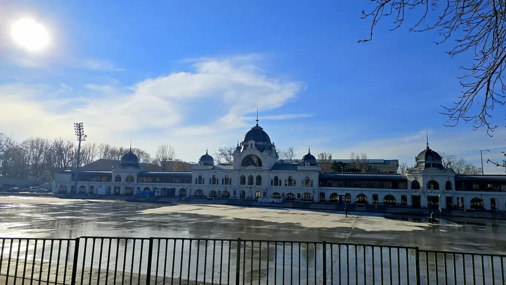 Personal de mantenimiento arreglando la avería