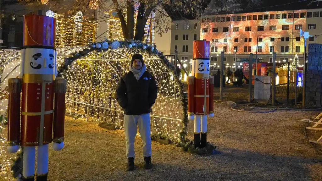 Decoración y proyección de luces en el mercadillo