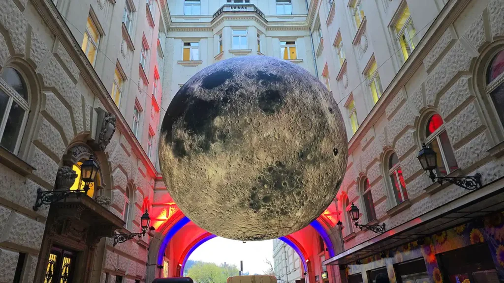 Edificios de Budapest con una estructura de luna en el patio