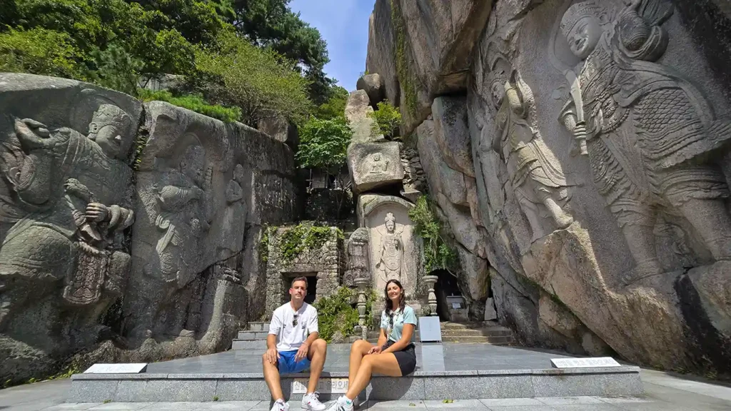 Un patio rodeado de esculturas grabadas en las rocas