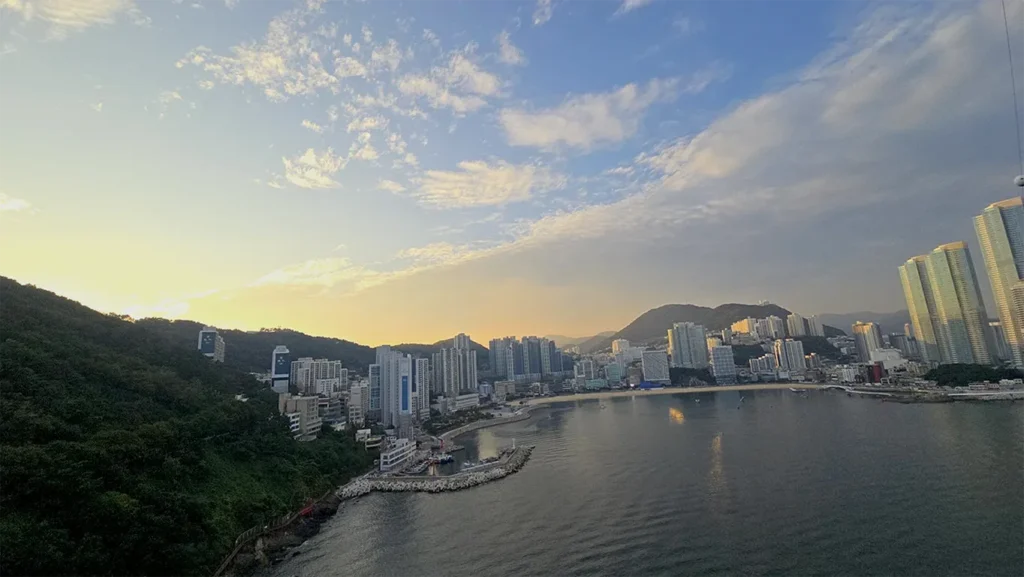 Viendo el atardecer en el teleférico Busan Air Cruise Songdo
