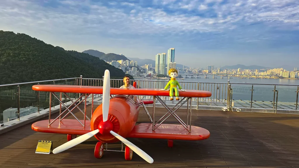 Subido a la avioneta que hay en la azotea en el edificio de Songdo Sky Park