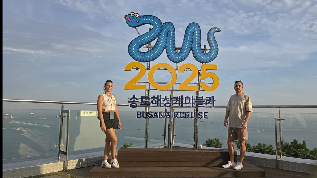 Nosotros fotografiándonos con el cartel de Busan Air Cruise