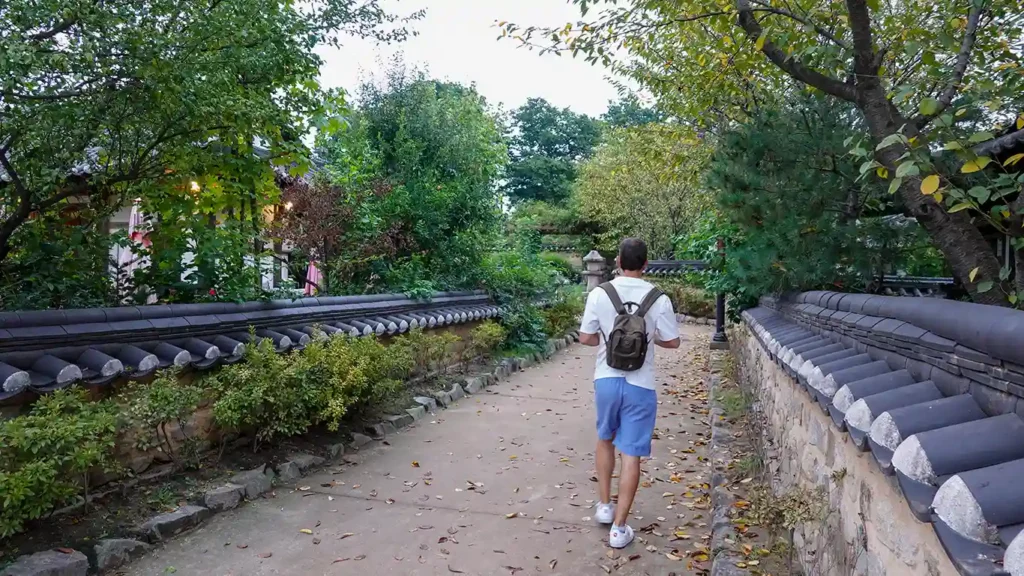Nosotros paseando por el centro histórico rodeados de hanoks tradicionales