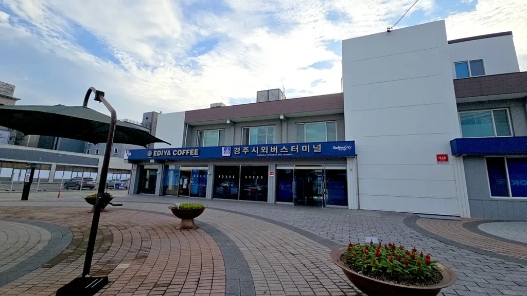 El exterior de una cafetería en la estación de autobuses de Gyeongju