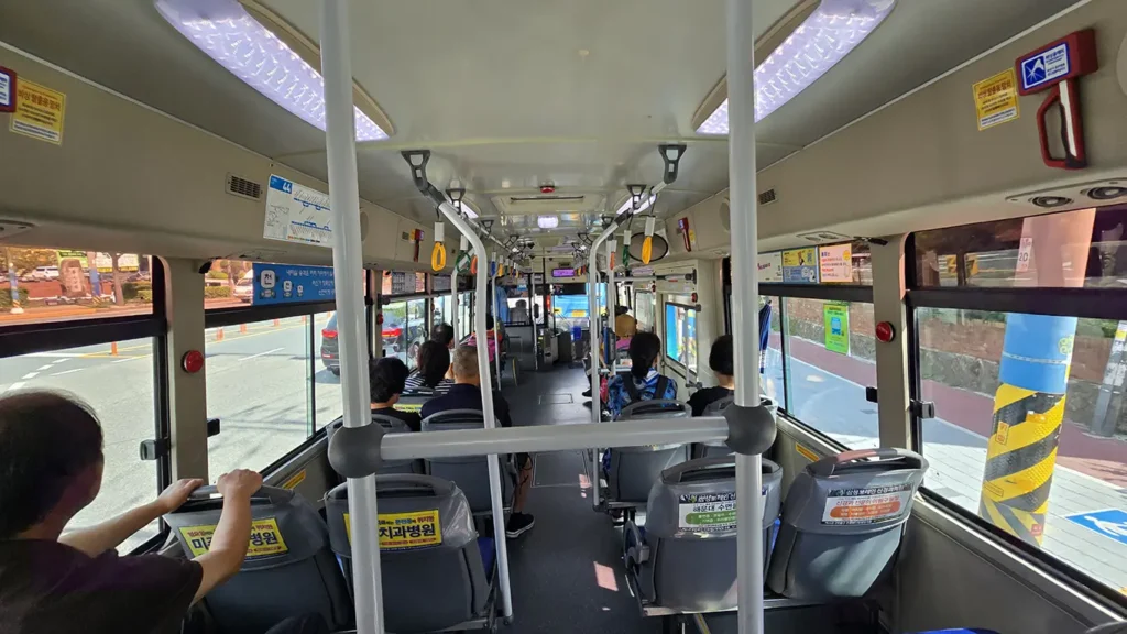Dentro del autobús de camino al Templo Seokbulsa