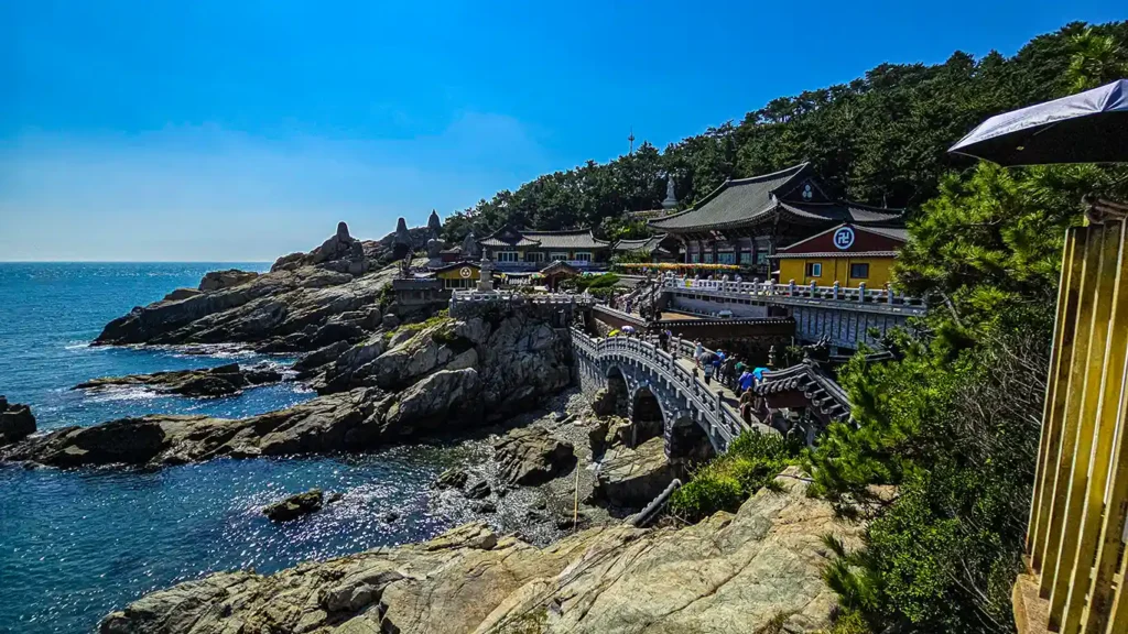 Uno de los miradores del Templo Haedong Yonggungsa, el puente, rocas y al mar de fondo