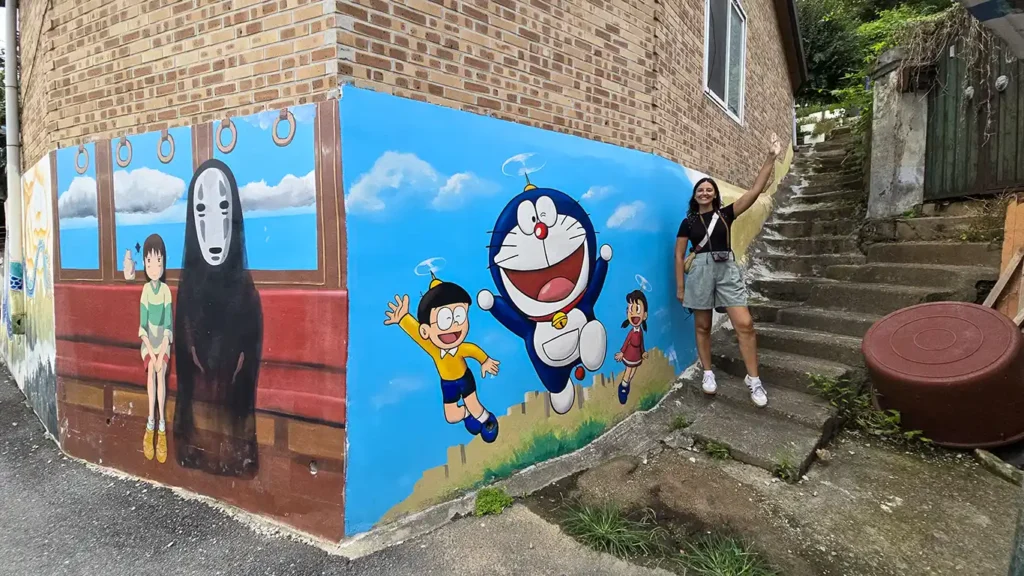 Noelia en una calle con murales de Doraemon y la película el viaje de Chihiro