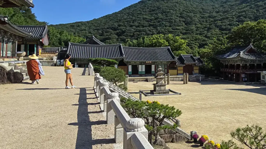 Noelia mirando la pagoda del patio principal