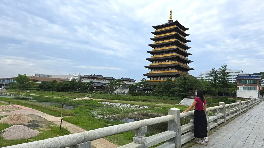 Nosotros en un puente observando una reconstrucción de una pagoda en el Lago Bomun