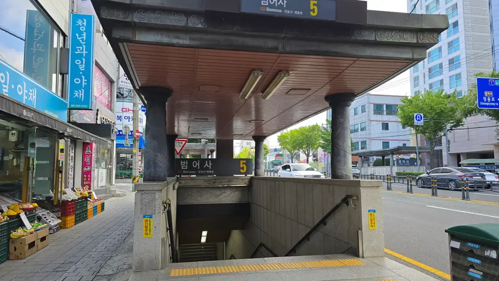 Es la salida de la parada del metro Beomeosa