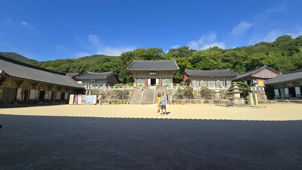 Nosotros en el patio principal del Templo Beomeosa
