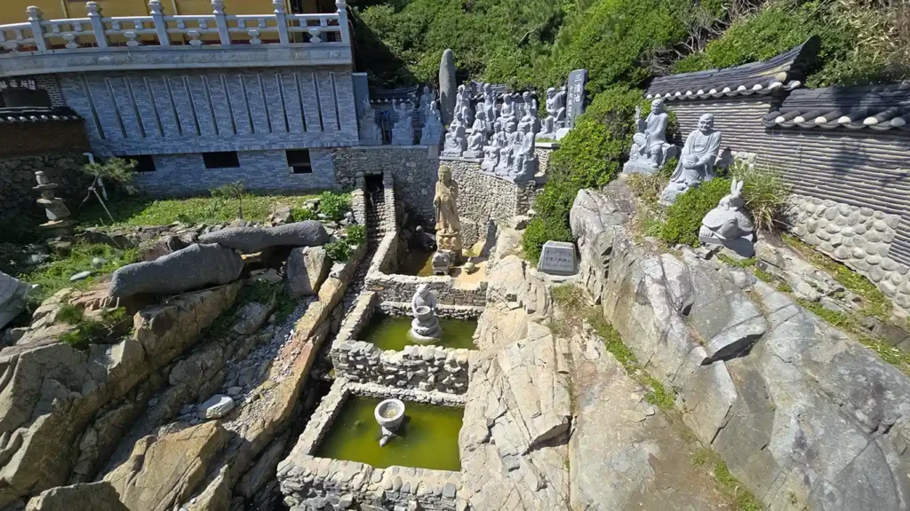 Una estatua de Buda en una fuente para pedir un deseo