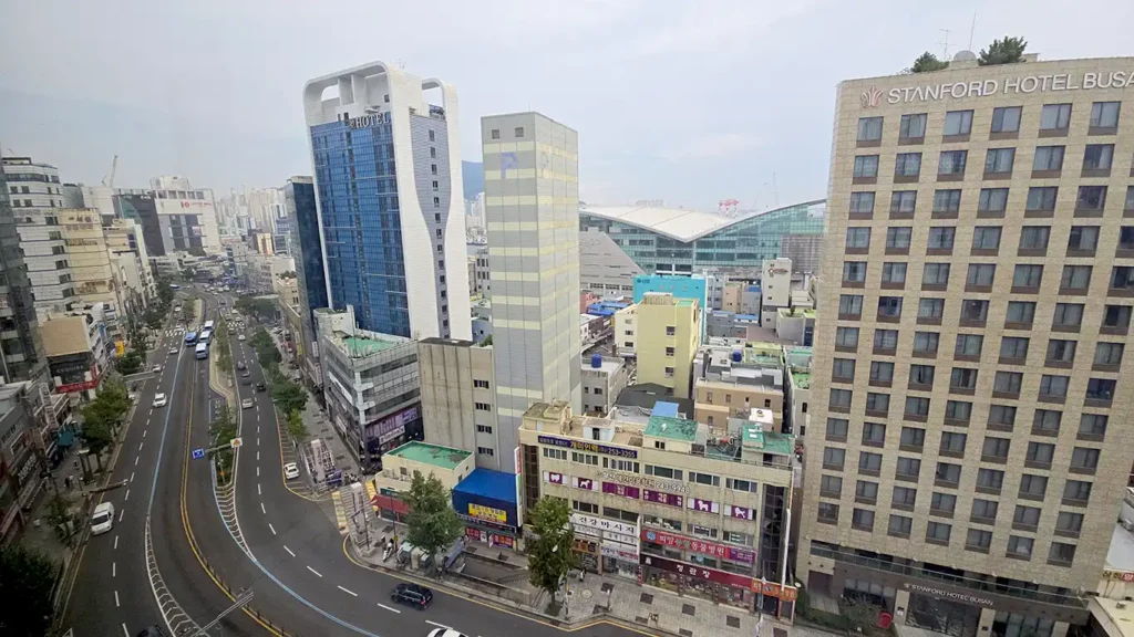 Vistas hacia la ciudad habiendo muchos edificios y algunos hoteles