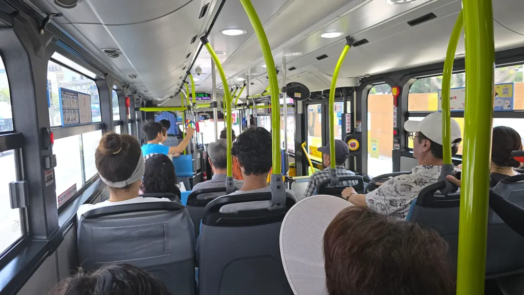 Nosotros en el interior de un autobús yendo a la Isla de Yeongdo
