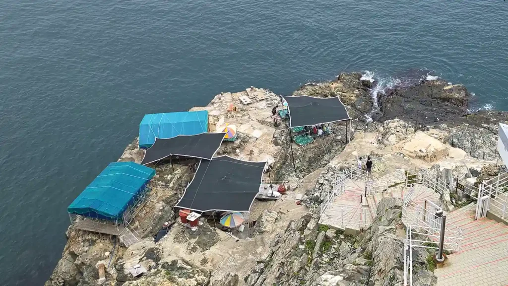 En las rocas de los acantilados hay mujeres mayores que venden pescado llamadas Ahjummas