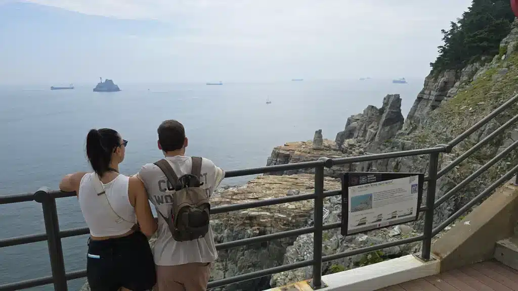 Nosotros observando la Mangbuseok Rock