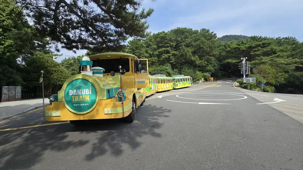 Tren Danubi amarillo en la entrada del Parque Taejongdae, Isla de Yeongdo