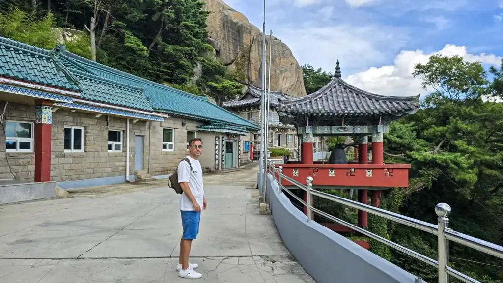 Las salas de los monjes por fuera al lado del salón de la campana
