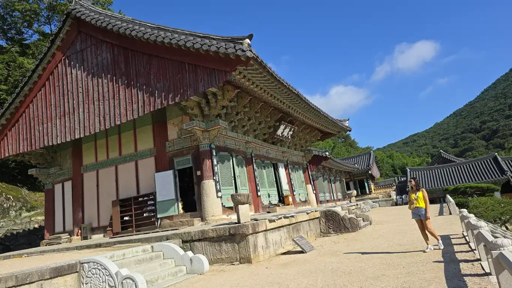 Noelia mirando hacia el salón principal