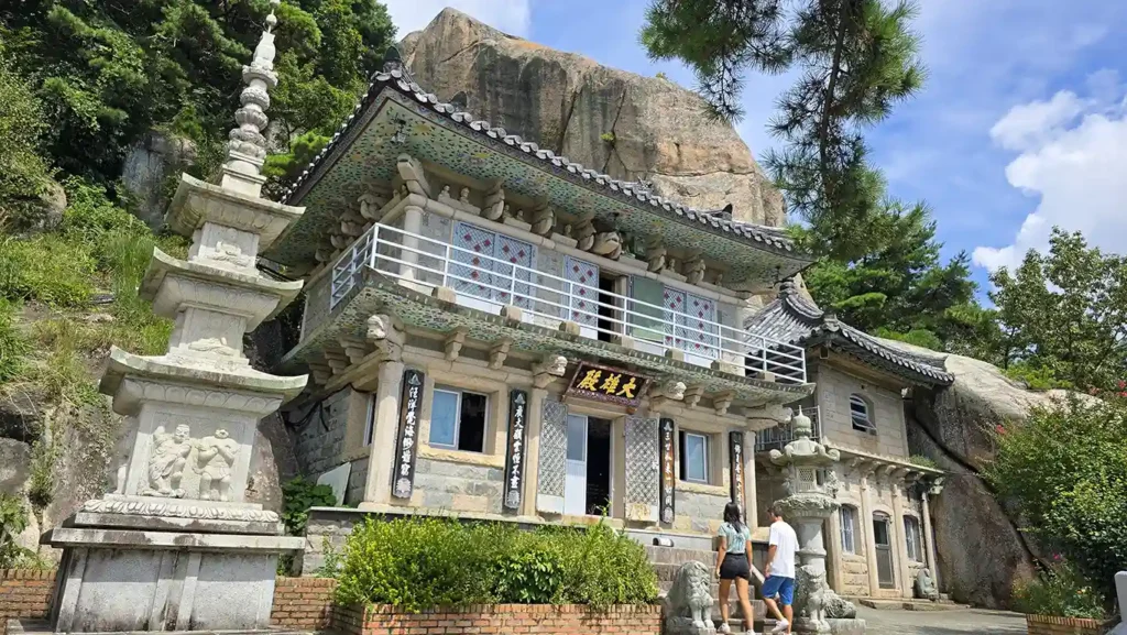 Salón Principal de dos pisos al lado de la pagoda