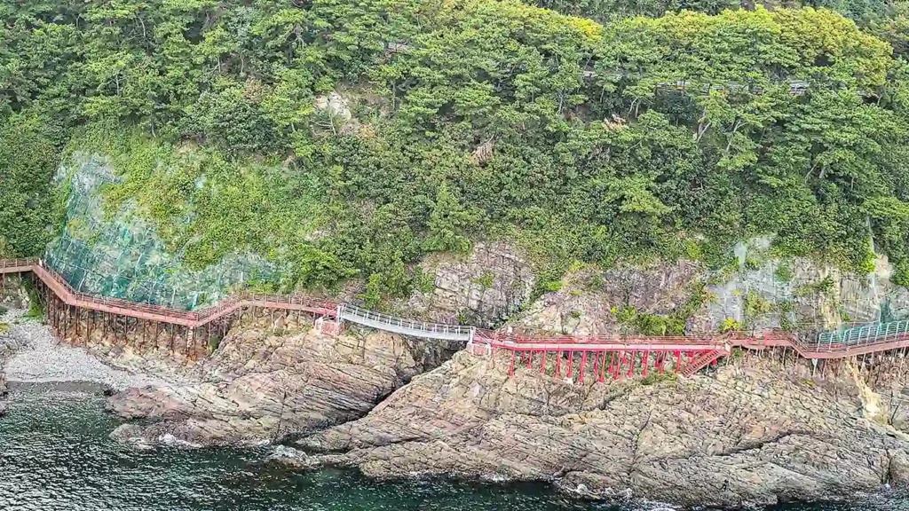 Senderos y caminos en el parque amnam encima de las rocas