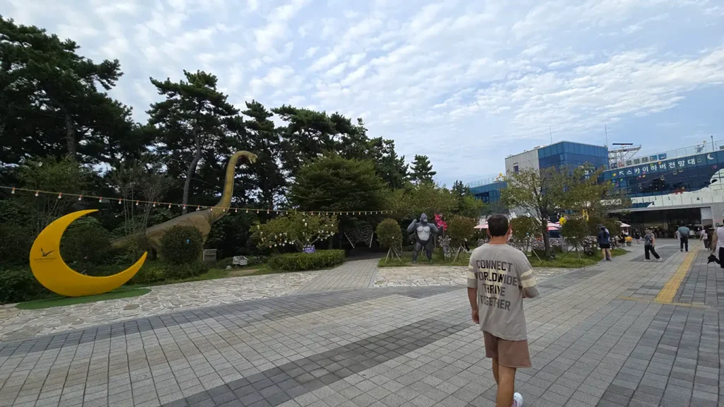 Paseando por detrás del edificio del Songdo Sky Park