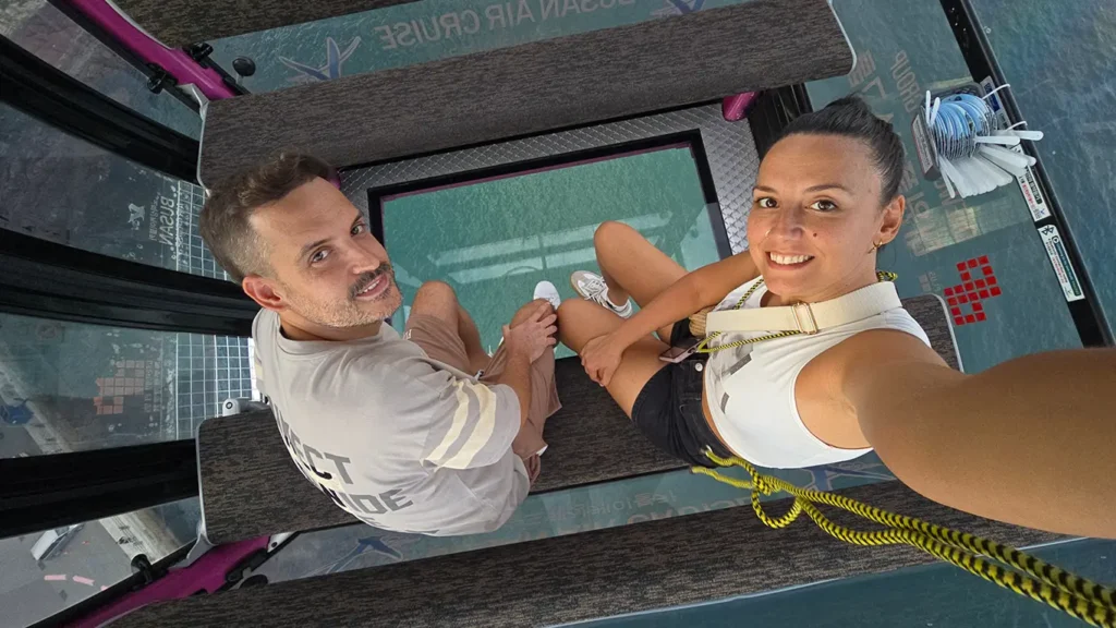 Nosotros disfrutando de las vistas desde el suelo de cristal en el teleférico