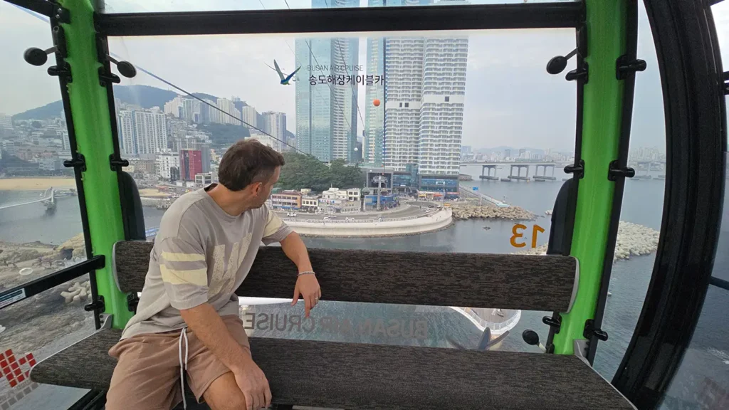 Joan mirando hacia los rascacielos en el teleférico Busan Air Cruise