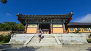 subiendo las escaleras hacia el salón principal del templo beomeosa en Busan
