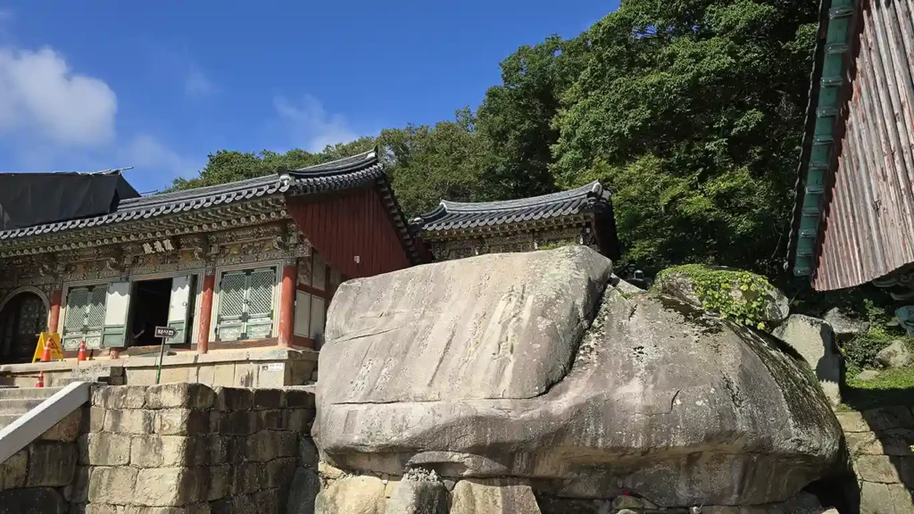 Una roca al lado del salón principal con grabados chinos de los nombres de las personas que han donado donativos