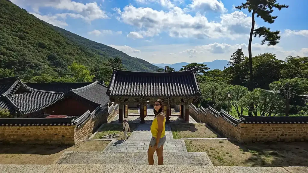 Nosotros paseando por el recinto del Templo Beomeosa