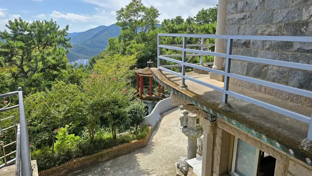 Vistas hacia el bosque, viéndose Busan y el pabellón de la campana