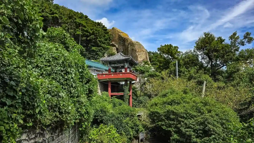El camino hacia el templo Seokbulsa viéndose las rocas y el salón de la campana