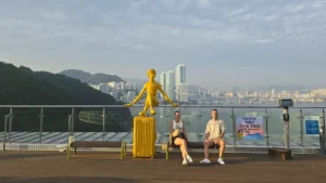nosotros sentados y disfrutando de unas vistas panoramicas a songdo desde songdo sky park